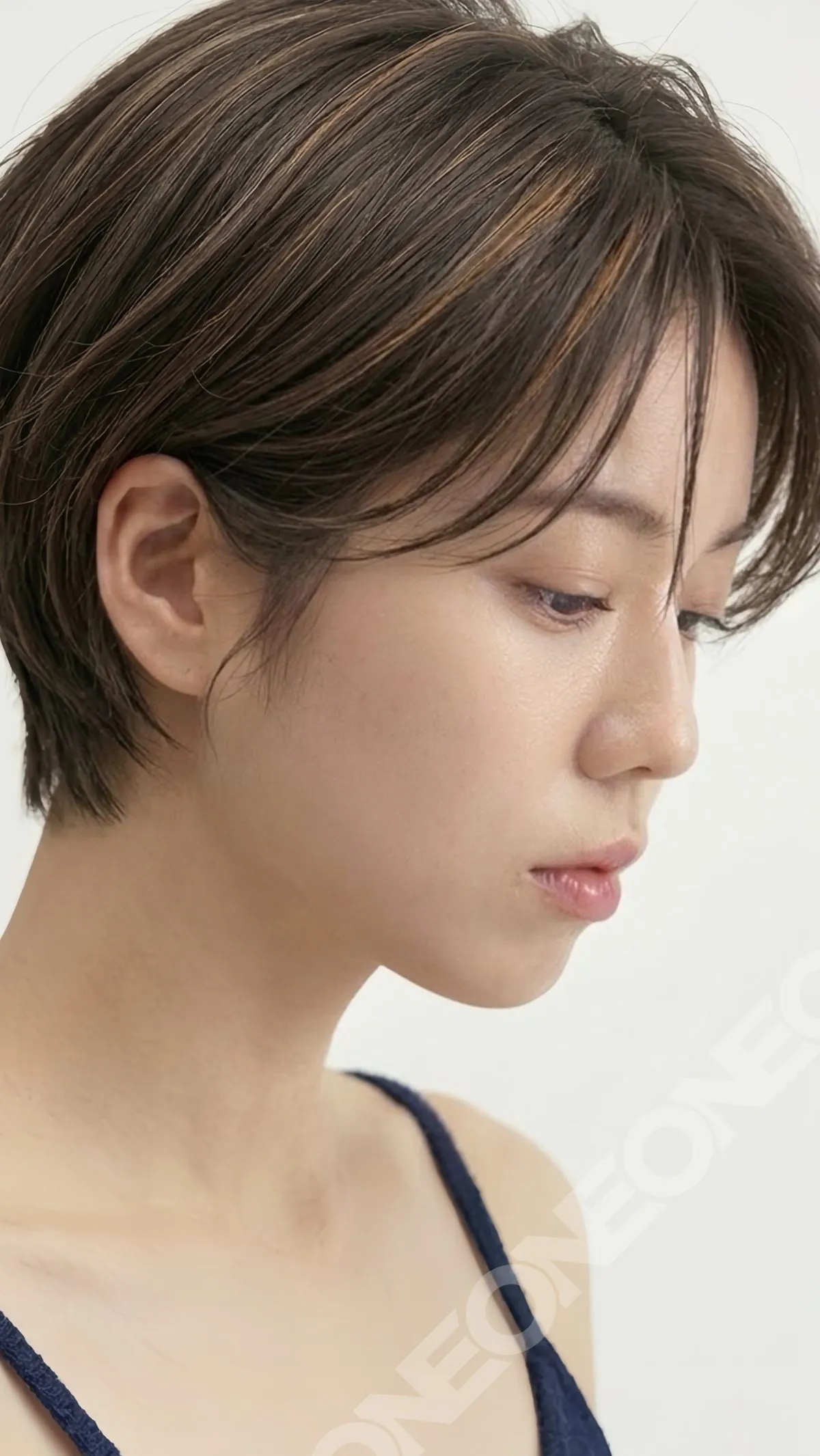 深棕色短髮柔和線條造型