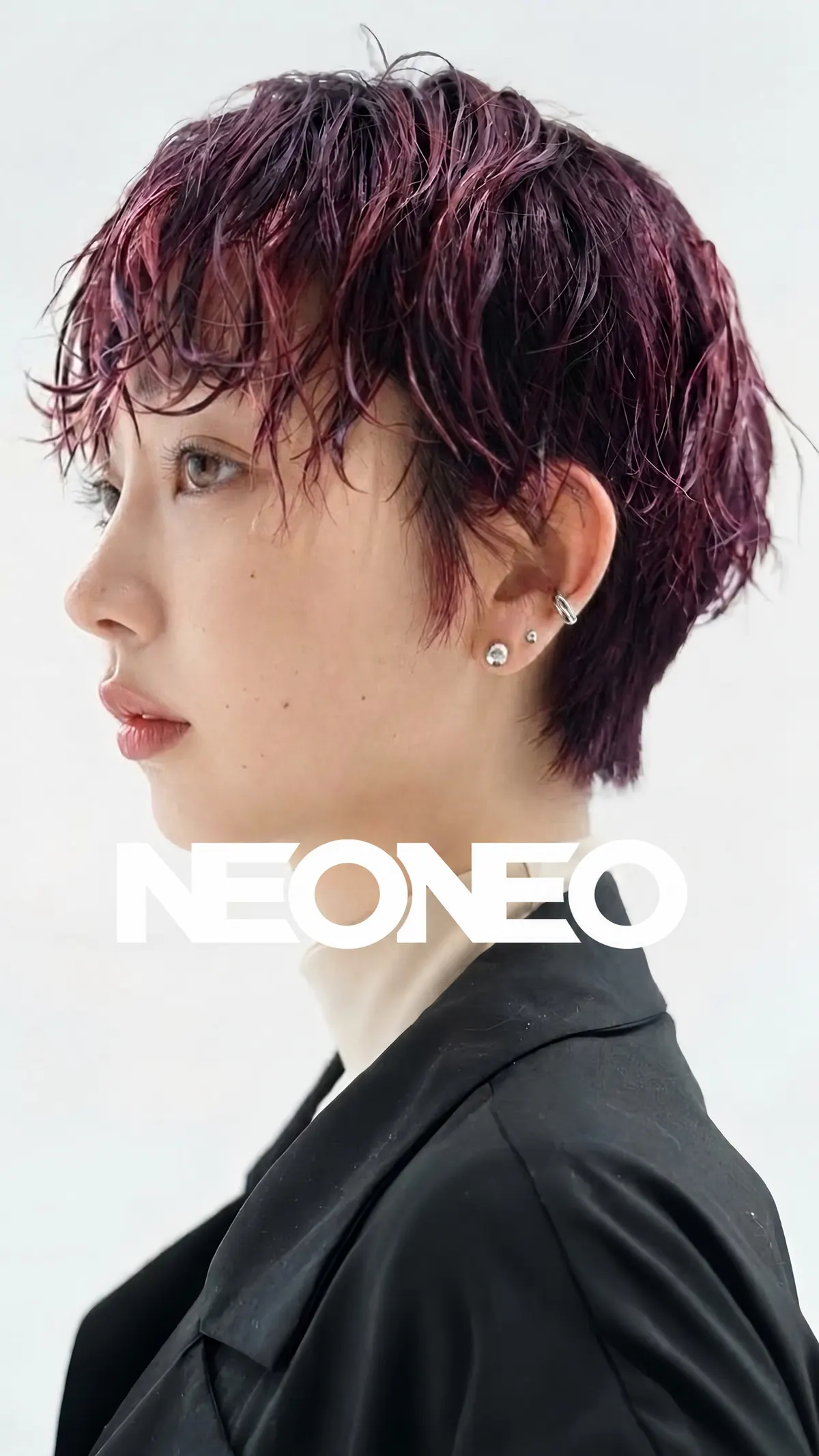 NEO HAIR 髮型作品海報：酒紅色濕感短髮造型與銀色耳環