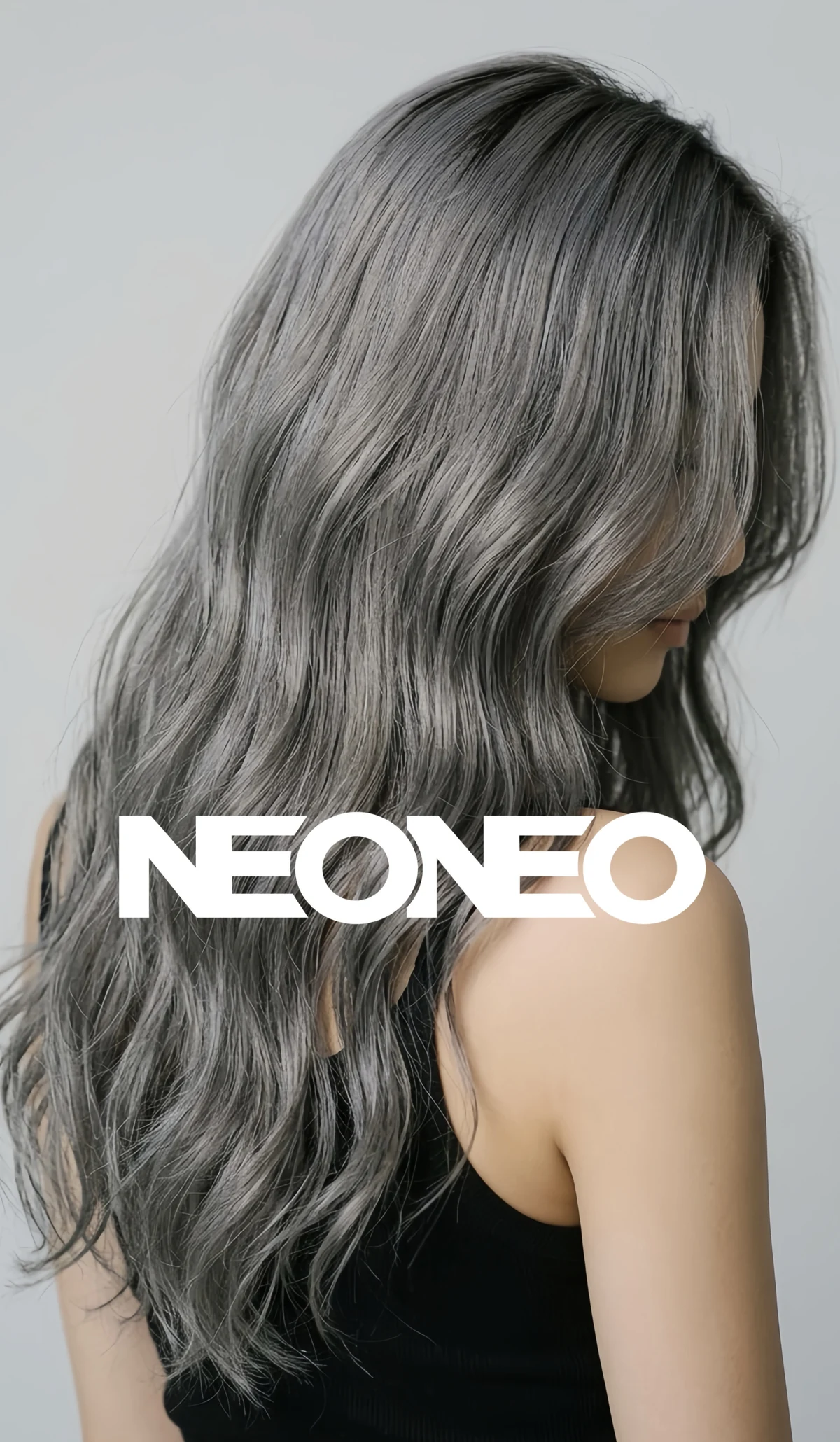 NEONEO HAIR 髮型作品海報：銀灰冷調長捲髮造型